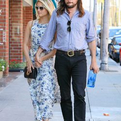 Dianna Agron y Winston Marshall, paseando de la mano