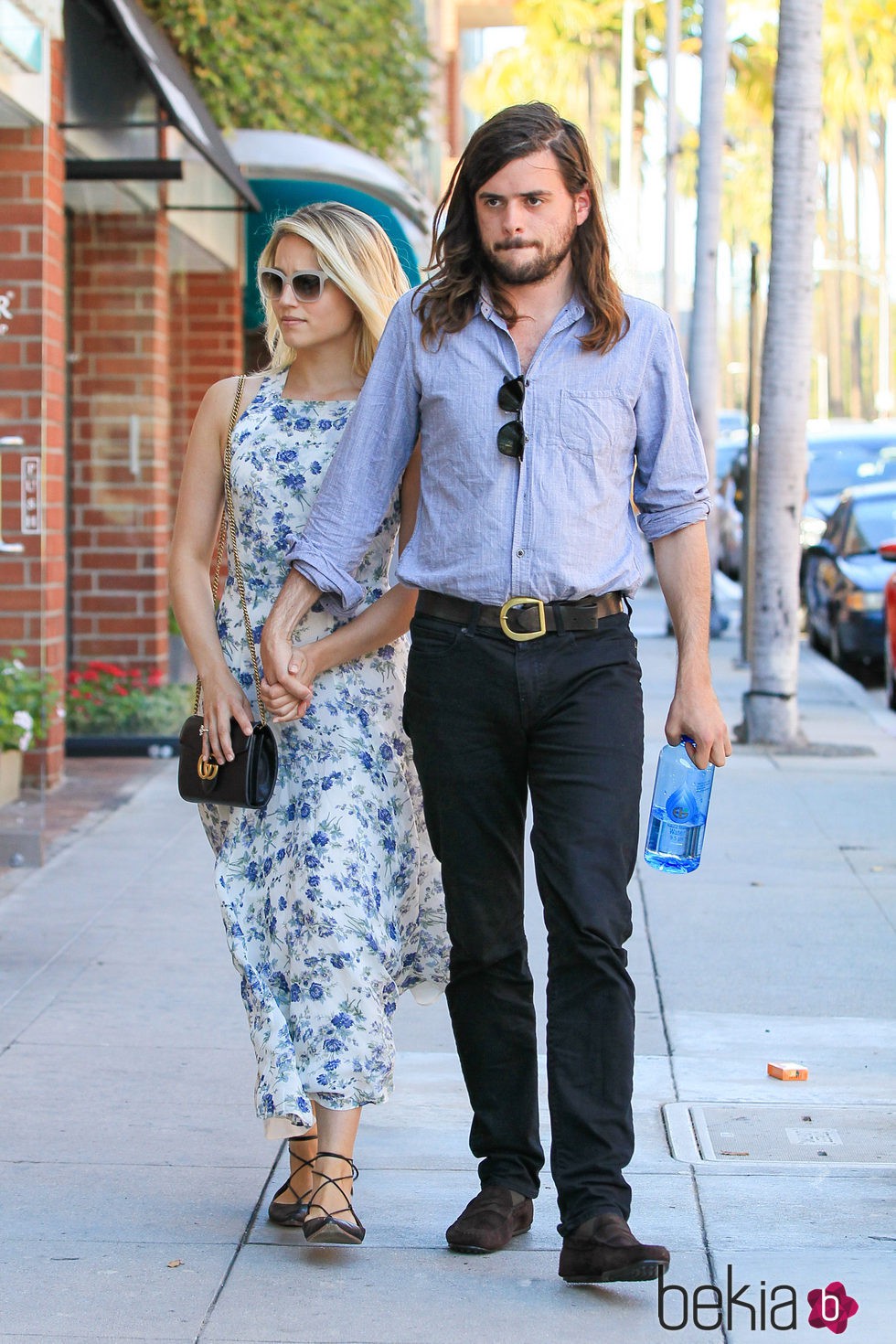 Dianna Agron y Winston Marshall, paseando de la mano