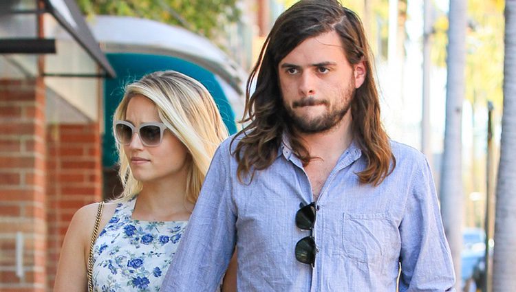 Dianna Agron y Winston Marshall, paseando de la mano