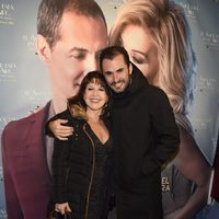 Loles León y Emiliano Suárez en el estreno de la obra 'El amor está en el aire'