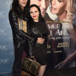 Mario Vaquerizo y Alaska en el estreno de la obra 'El amor está en el aire'