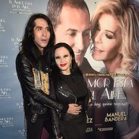 Mario Vaquerizo y Alaska en el estreno de la obra 'El amor está en el aire'