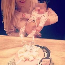 Tamara Gorro soplando las velas de su tarta de 29 cumpleaños con su hija Shaila