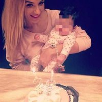 Tamara Gorro soplando las velas de su tarta de 29 cumpleaños con su hija Shaila