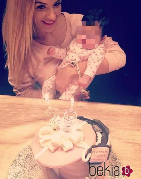 Tamara Gorro soplando las velas de su tarta de 29 cumpleaños con su hija Shaila