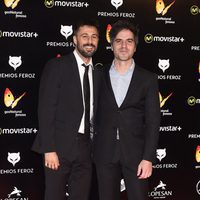 Ernesto Sevilla y Hugo Silva en la alfombra roja de los Premios Feroz 2016