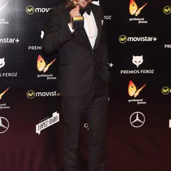 Mario Casas con su Premio Feroz 2016