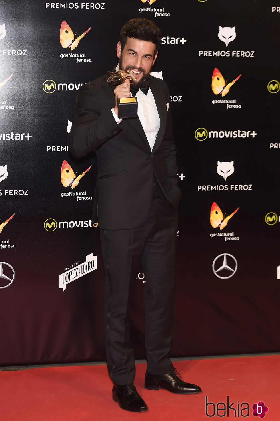 Mario Casas con su Premio Feroz 2016