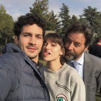 Úrsula Corberó junto a Chino Darín y Abel Folk de la serie 'La Embajada'