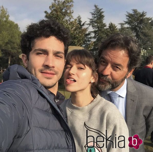 Úrsula Corberó junto a Chino Darín y Abel Folk de la serie 'La Embajada'