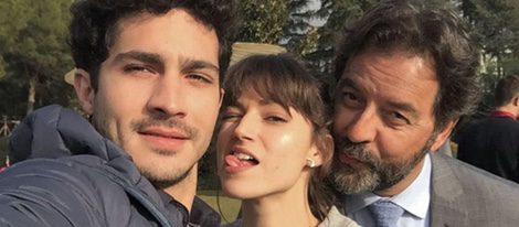 Úrsula Corberó junto a Chino Darín y Abel Folk de la serie 'La Embajada'