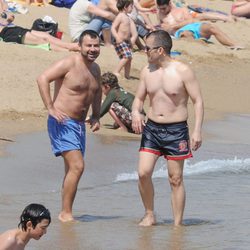 Jorge Javier Vázquez en la playa con un amigo