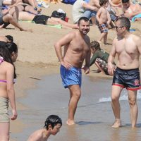 Jorge Javier Vázquez en la playa con un amigo