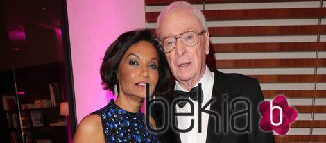 Michael Caine y Shakira Baksh