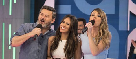 Miki Nadal y Anna Simon cantando una canción a Cristina Pedroche en 'Zapeando'