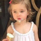 Leonor de Suecia comiéndose un helado en Maldivas