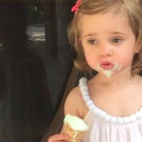 Leonor de Suecia comiéndose un helado en Maldivas