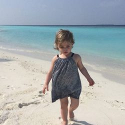 Leonor de Suecia caminando por la playa en Maldivas