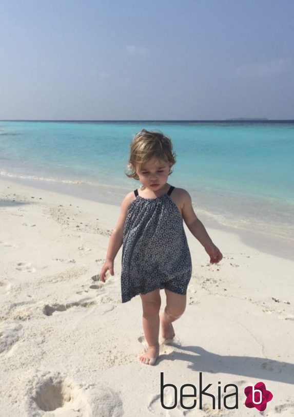 Leonor de Suecia caminando por la playa en Maldivas