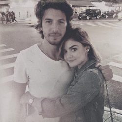 Lucy Hale junto a Anthony Kalabretta