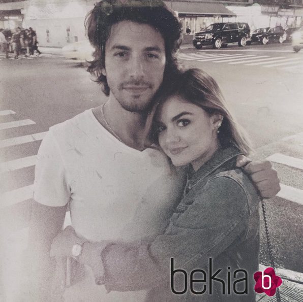 Lucy Hale junto a Anthony Kalabretta