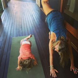 Elsa Pataky hace yoga con su hija India Hemsworth