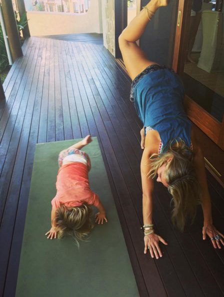 Elsa Pataky hace yoga con su hija India Hemsworth