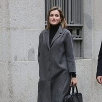 La Reina Letizia, muy abrigada en una reunión de trabajo de la AECC