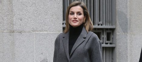 La Reina Letizia, muy abrigada en una reunión de trabajo de la AECC