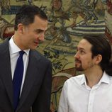 El Rey Felipe habla con Pablo Iglesias en su primera audiencia en La Zarzuela