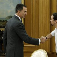 El Rey Felipe y Pablo Iglesias se saludan en La Zarzuela