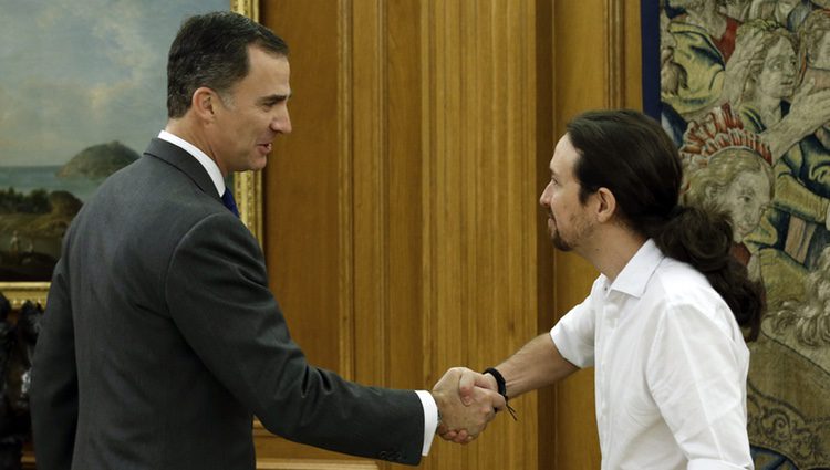 El Rey Felipe y Pablo Iglesias se saludan en La Zarzuela