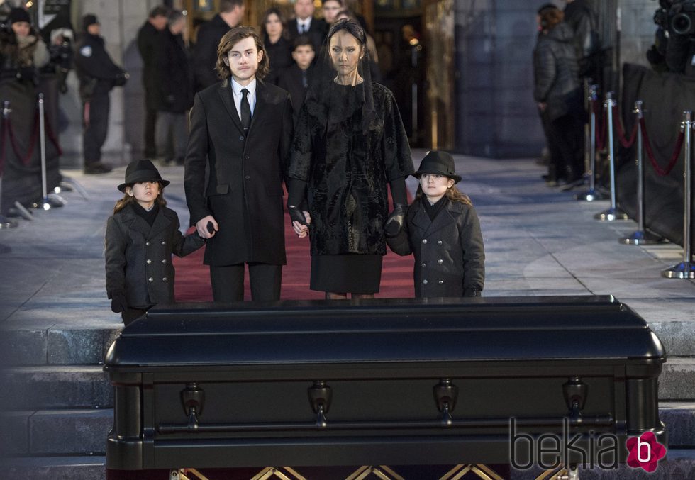 Céline Dion con sus hijos en el funeral de su marido 