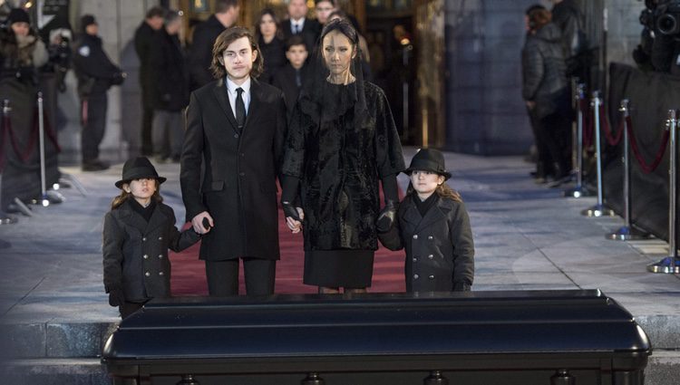 Céline Dion con sus hijos en el funeral de su marido 