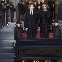 Céline Dion con sus hijos en el funeral de su marido 