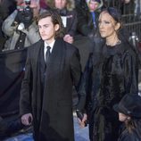 Céline Dion y su hijo René-Charles tras el funeral de Angélil