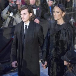 Céline Dion y su hijo René-Charles tras el funeral de Angélil