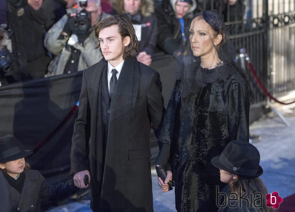 Céline Dion y su hijo René-Charles tras el funeral de Angélil