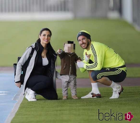 Sergio Ramos y Pilar Rubio con Sergio Ramos Jr en la Ciudad Deportiva del Real Madrid