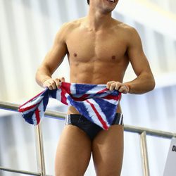 Tom Daley luce torso antes de participar en una competición de salto sincronizado