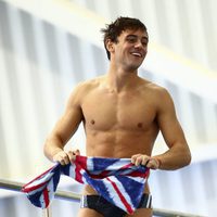 Tom Daley luce torso antes de participar en una competición de salto sincronizado