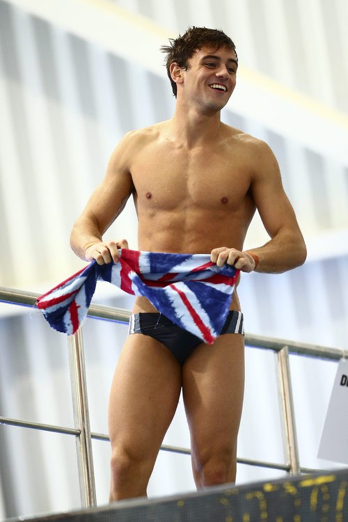 Tom Daley luce torso antes de participar en una competición de salto sincronizado