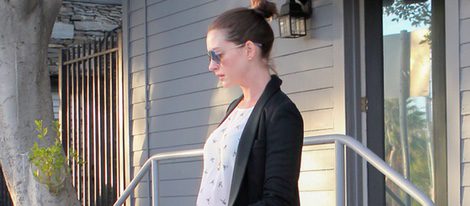 Anne Hathaway, embarazada, saliendo del gimnasio