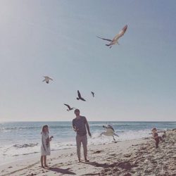 Raquel del Rosario con Pedro Catro y su hijo Leo en la playa de Malibú