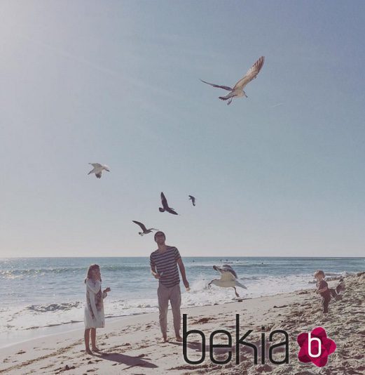 Raquel del Rosario con Pedro Catro y su hijo Leo en la playa de Malibú