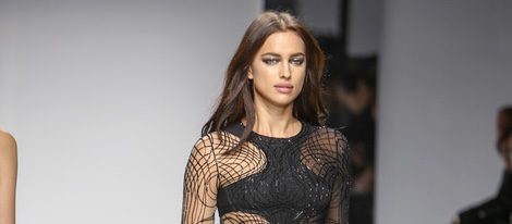 Irina Shayk desfilando para Versace en la Semana de la Alta Costura de París primavera/verano 2016