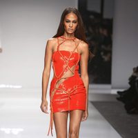 Joan Smalls desfilando para Versace en la Semana de la Alta Costura de París primavera/verano 2016