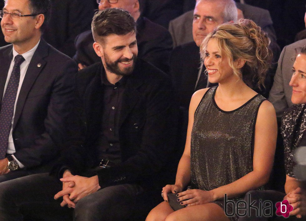 Gerard PIqué y Shakira sonríen en la Fiesta del Deporte Catalán