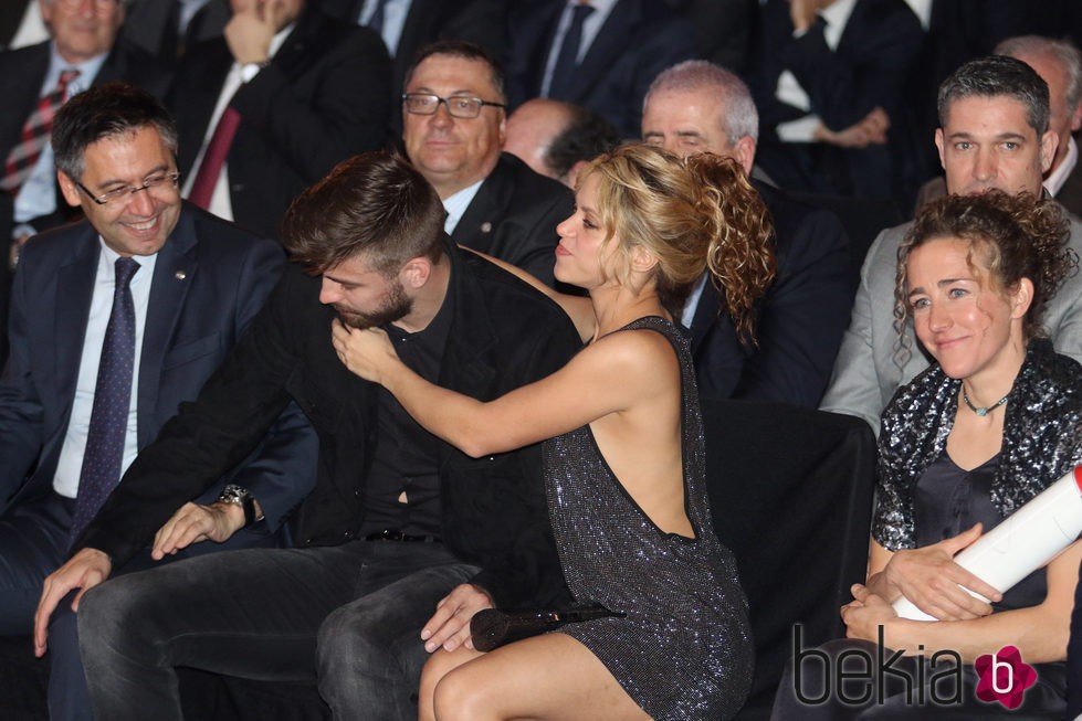 Shakira consuela a Gerard Piqué en la Fiesta del Deporte Catalán