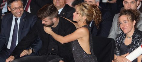 Shakira consuela a Gerard Piqué en la Fiesta del Deporte Catalán